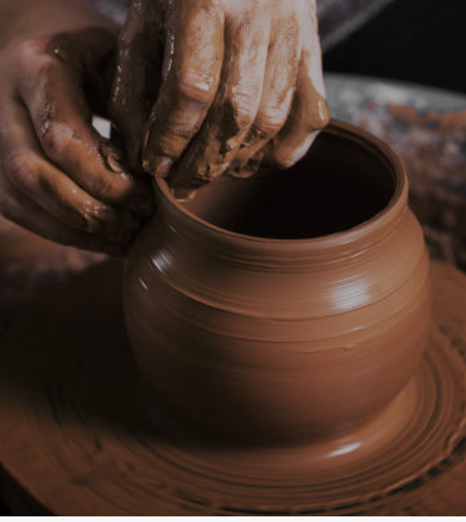 mains artisan façonnent poterie partenaire incontournable  du tourisme occitan authentique