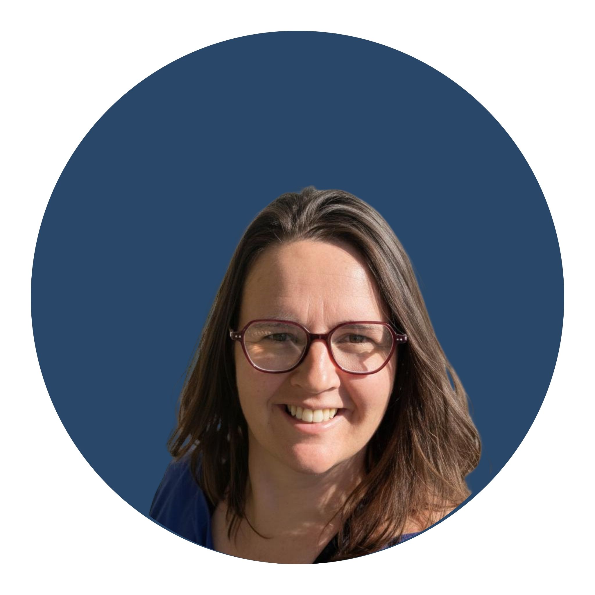 portrait Lætitia créatrice de voyages sur mesure en occitanie sourire Tïss Évasion 